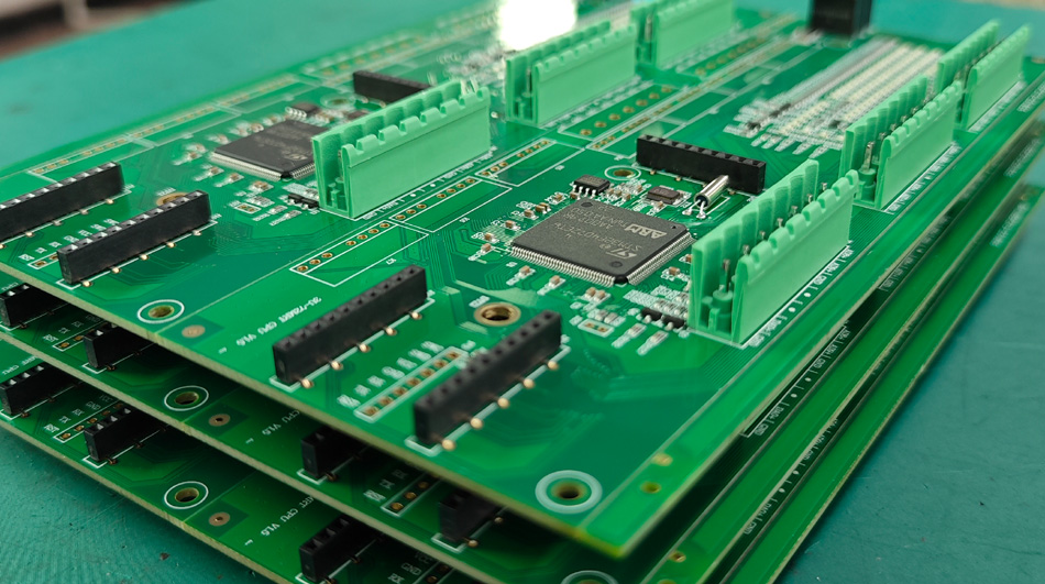 Como a gestão das emissões de carbono das fábricas de PCBA afeta os custos de produção?