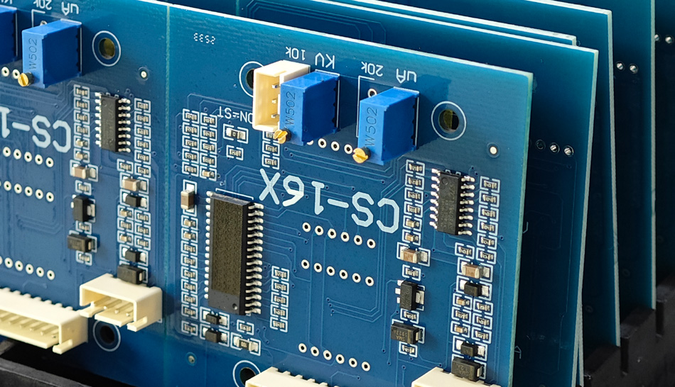 Como as avaliações dos clientes influenciam as decisões de parceria de fábrica da PCBA?
