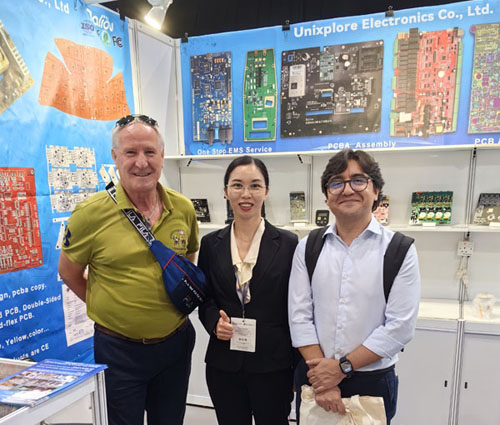 A exposição foi incrivelmente popular! Nossos novos produtos atraíram inúmeros fãs.